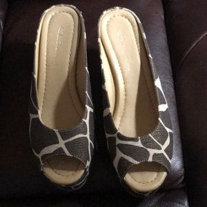 ADORABLE Chinese laundry giraffe print mule